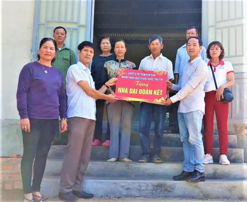 Đại diện CLB Hiểu được trái tim trao nhà Đại đoàn kết cho một hộ nghèo tại TDP Trưng Vương, thị trấn Nam Ban.