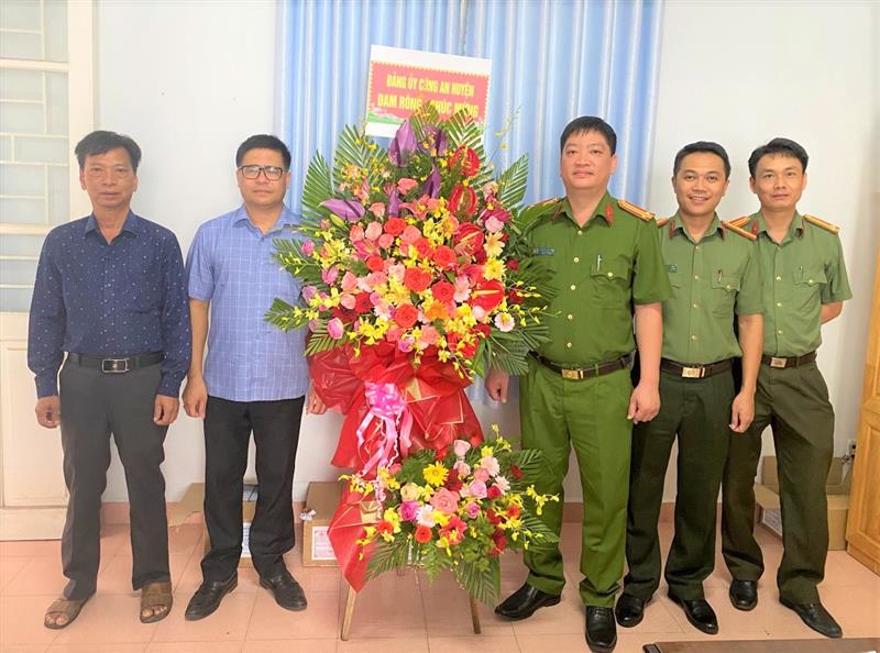 Đảng uỷ Công an huyện Đam Rông tặng hoa chúc mừng Ban Tuyên giáo Huyện uỷ