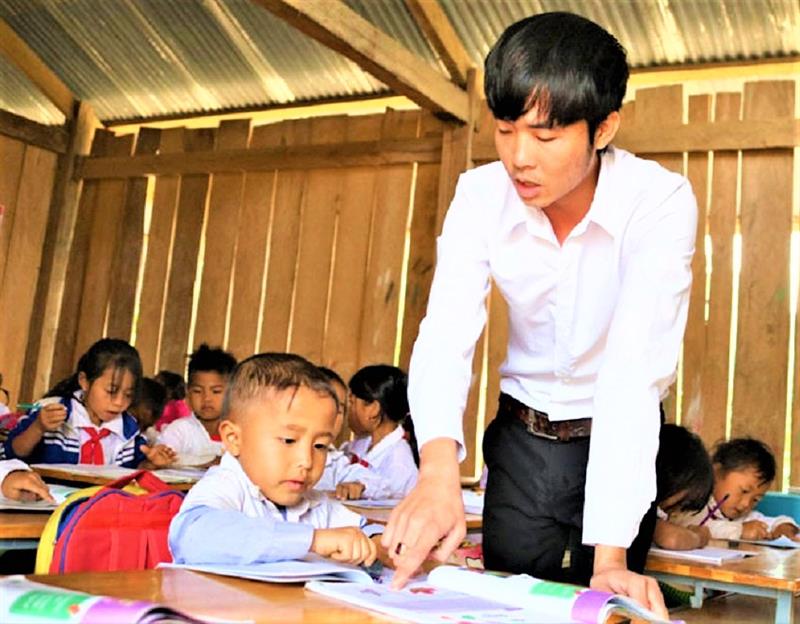 Dạy từng nét chữ cho học sinh dân tộc Mông tại huyện Đam Rông.