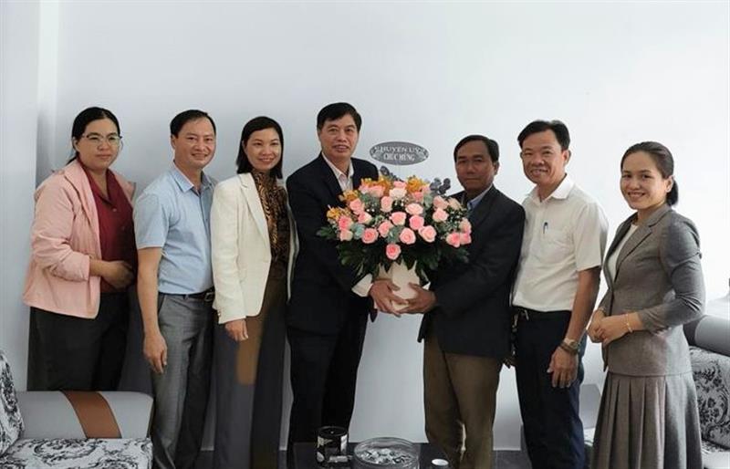 Đc K'Lình, phó bí thư Thường trực Huyện ủy Bảo Lâm tặng hoa chúc mừng cán bộ công chức Ban Tuyên giáo Huyện ủy