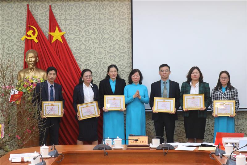 Đồng chí Nguyễn Thị Mỵ, Phó trưởng Ban Tuyên giáo Tỉnh ủy trao giấy khen cho các cá nhân.