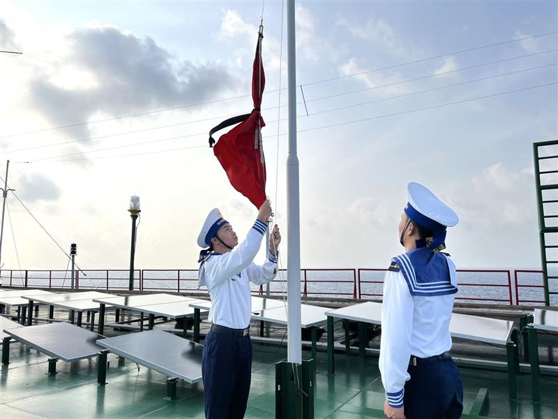 Chiến sĩ Nhà giàn DK1/9 làm lễ treo cờ rủ Quốc tang Tổng Bí thư Nguyễn Phú Trọng. (Ảnh: Nhà giàn DK1/9 cung cấp).