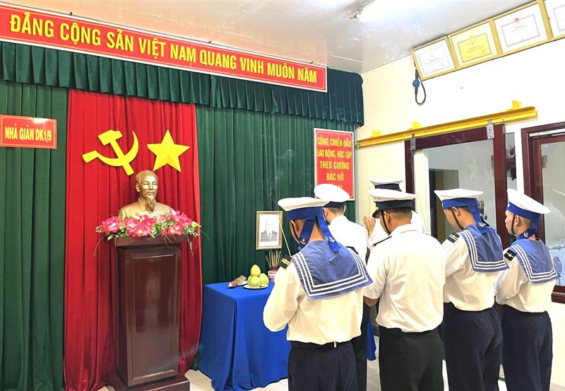 Chiến sĩ Nhà giàn DK1/9 tổ chức lễ viếng Tổng Bí thư Nguyễn Phú Trọng. (Ảnh: Nhà giàn DK1/9 cung cấp).