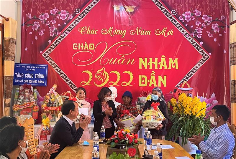 Đoàn công tác Huyện ủy Lạc Dương trao quà Tết cho người đồng bào dân tộc thiểu số.