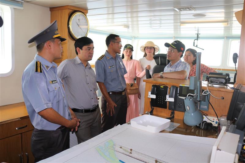 Đoàn công tác thăm Chi đội Kiểm ngư số 4 thuộc Bộ Nông nghiệp và Phát triển nông thôn
