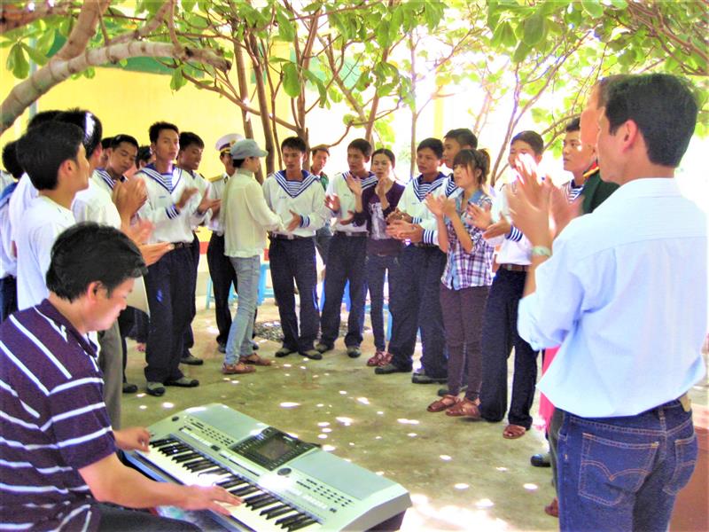 Đội văn nghệ của tỉnh Lâm Đồng giao lưu văn nghệ với chiến sĩ Trường Sa.