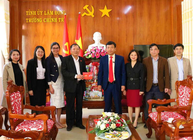 Đồng chí Bùi Thắng, Ủy viên Ban Thường vụ, Trưởng Ban Tuyên giáo Tỉnh ủy đến thăm, chúc tết Trường Chính trị tỉnh