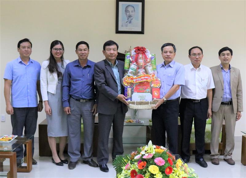 Đồng chí Bùi Thắng - Ủy viên Ban Thường vụ, Trưởng Ban Tuyên giáo Tỉnh ủy thăm và chúc Tết Công ty Cổ phần Thủy điện Đa Nhim - Hàm Thuận - Đa Mi.
