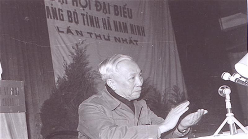 Đồng chí Lê Đức Thọ phát biểu trước Đại hội Đảng bộ tỉnh Hà Nam Ninh lần thứ I - Ảnh tư liệu.
