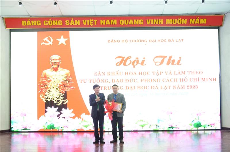 Đồng chí Lê Minh Chiến, Bí thư Đảng ủy, Hiệu trưởng Nhà trường trao hoa va giấy khen.