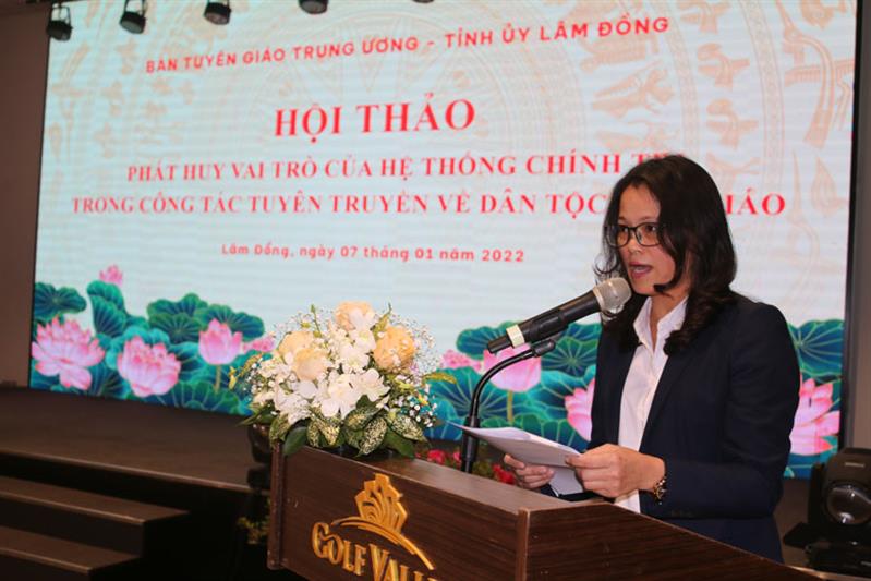 Đồng chí Nguyễn Thị Ánh - Phó Vụ trưởng Vụ Tuyên truyền, Ban Tuyên giáo Trung ương báo cáo đề dẫn hội thảo