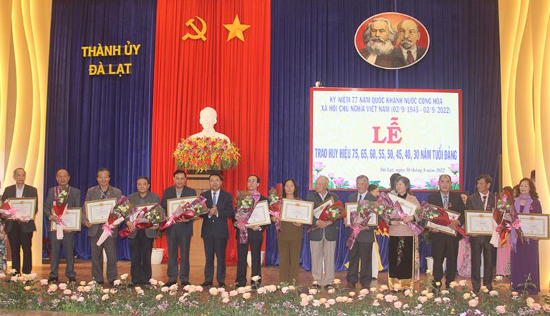 Đồng chí Tôn Thiện San – Phó Bí thư Thành ủy, Chủ tịch UBND thành phố Đà Lạt trao Huy hiệu Đảng cho các đảng viên