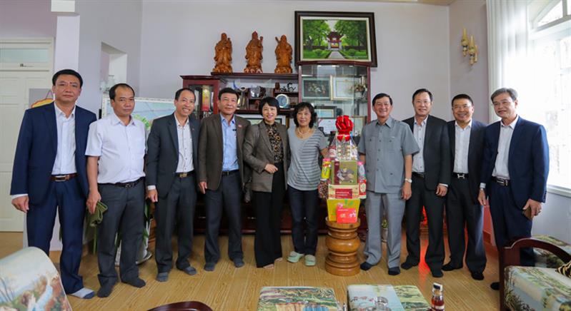 Đồng chí Trần Đức Quận - Bí thư Tỉnh ủy Lâm Đồng dẫn đầu đoàn công tác của Tỉnh uỷ thăm, tặng quà Công ty TNHH Rừng hoa Bạch Cúc ngày đầu năm.
