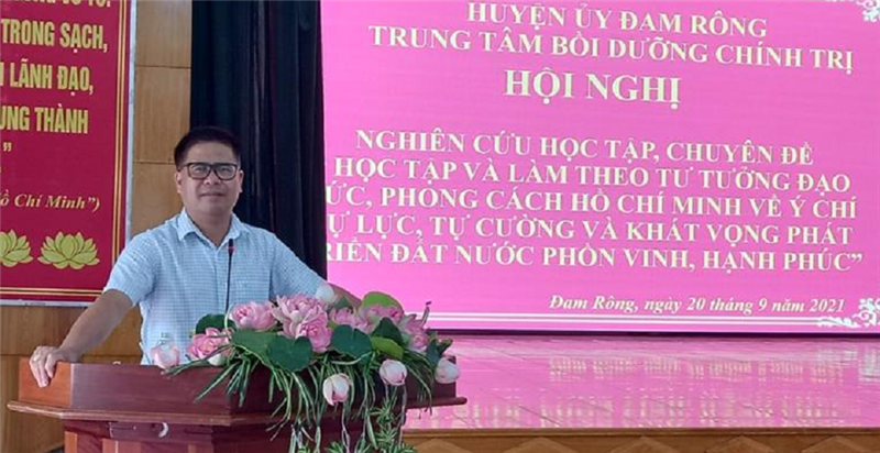 Đồng chí Trần Phú Vinh - Trưởng ban Tuyên giáo Huyện ủy Đam Rông quán triệt Chuyên đề...