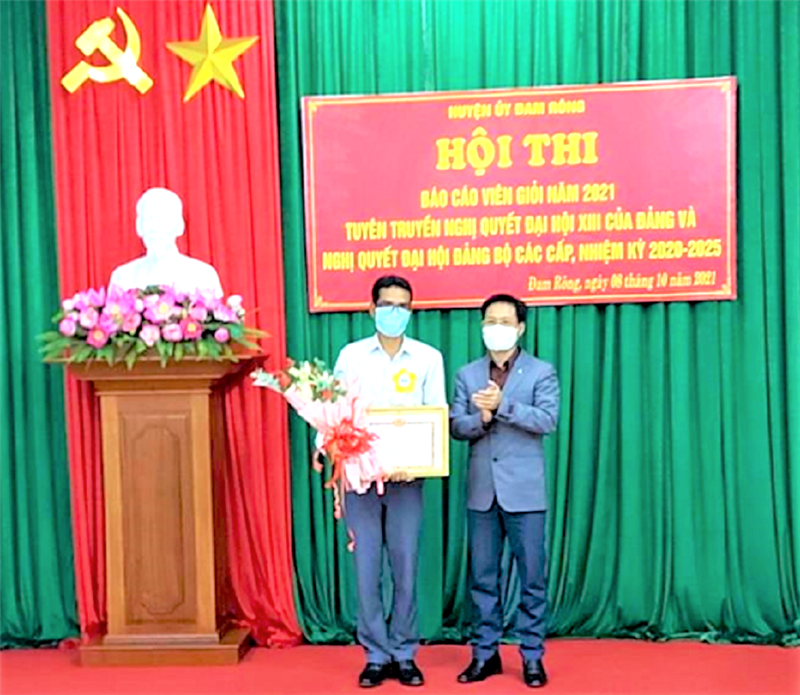 Đồng chí Trần Trung Hiếu - Phó Trưởng ban Thường trực Ban Tuyên giáo Tỉnh ủy trao giải Nhất cho thí sinh Lơ Mu Ha Poh.