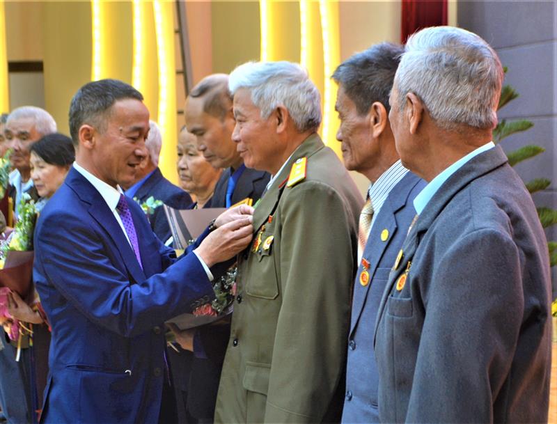 Đồng chí Trần Văn Hiệp - P. Bí thư Tỉnh ủy, Chủ tịch UBND tỉnh trao Huy hiệu Đảng cho các đảng viên lão thành.