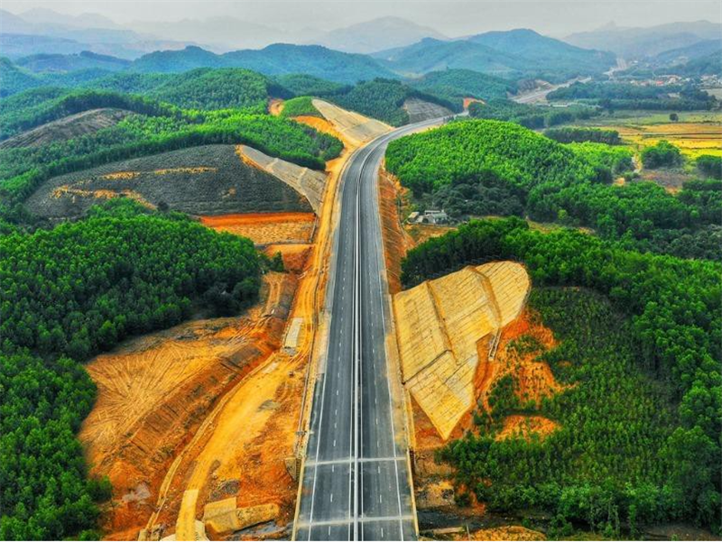 Dự án cao tốc Tân Phú - Bảo Lộc đang thực hiện sẽ mở ra hành lang phát truển KT-XH của Lâm Đồng.
