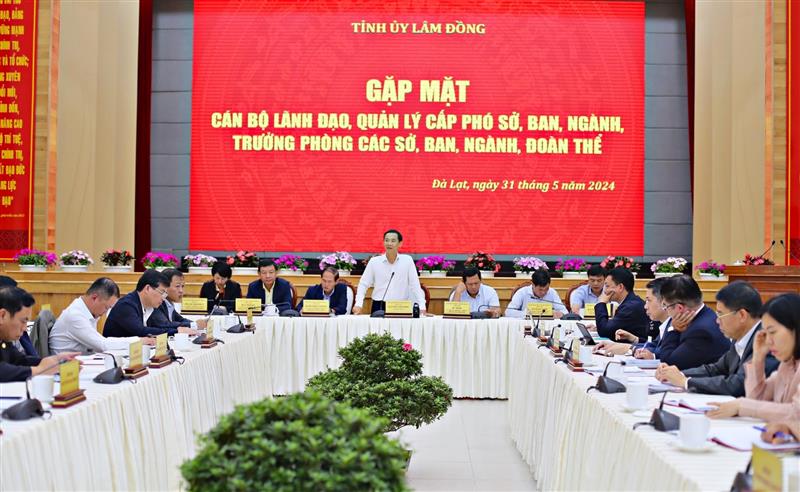 Quang cảnh buổi gặp mặt giữa lãnh đạo tỉnh Lâm Đồng với đội ngũ cán bộ lãnh đạo cấp phó các ban của Tỉnh ủy, các sở, ban, ngành, đoàn thể tỉnh vào ngày 31/5. Ảnh: Chính Thành