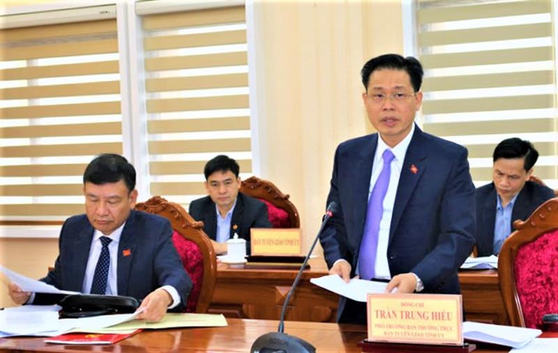 Đồng chí Trần Trung Hiếu - Phó Trưởng ban Thường trực Ban Tuyên giáo Tỉnh ủy báo cáo kết quả thực hiện nhiệm vụ 10 tháng đầu năm của Ban Tuyên giáo Tỉnh ủy
