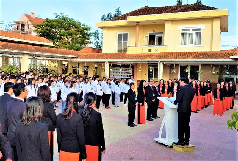 Hình ảnh một buổi chào cờ và sinh hoạt chính trị sáng thứ 2 tại Trường CĐYT Lâm Đồng.
