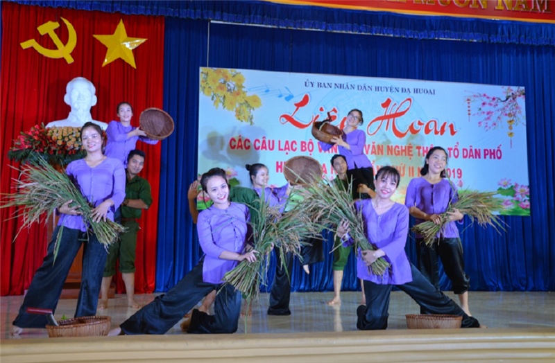 Một tiết mục văn nghệ tại Liên hoan các Câu lạc bộ Văn hóa văn nghệ huyện Đạ Huoai. Ảnh T.D.H.