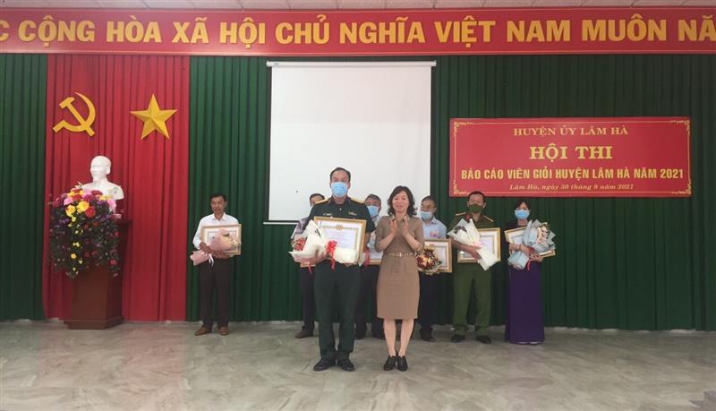Đồng chí Nguyễn Thị Mỵ - Phó Trưởng Ban Tuyên giáo Tỉnh ủy trao giải Nhất cho thí sinh Ngô Đức Long.