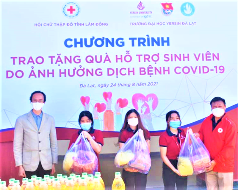Hội Chữ thập đỏ tỉnh Lâm Đồng phối hợp với Ban Giám hiệu Trường ĐH Yersin - Đà Lạt tặng quà cho sinh viên bị tác động bởi dịch Covid-19.