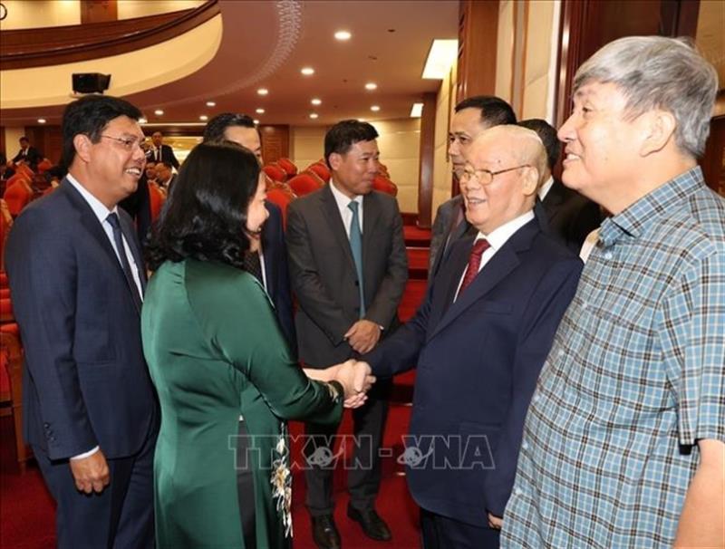 Tổng Bí thư Nguyễn Phú Trọng cùng các đồng chí lãnh đạo Đảng, Nhà nước và đại biểu dự Hội nghị Trung ương lần thứ chín, khóa XIII.