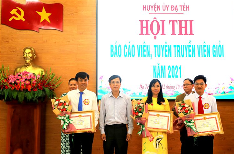 Huyện ủy Đạ Tẻh trao giải thưởng cho các thí sinh xuất sắc.
