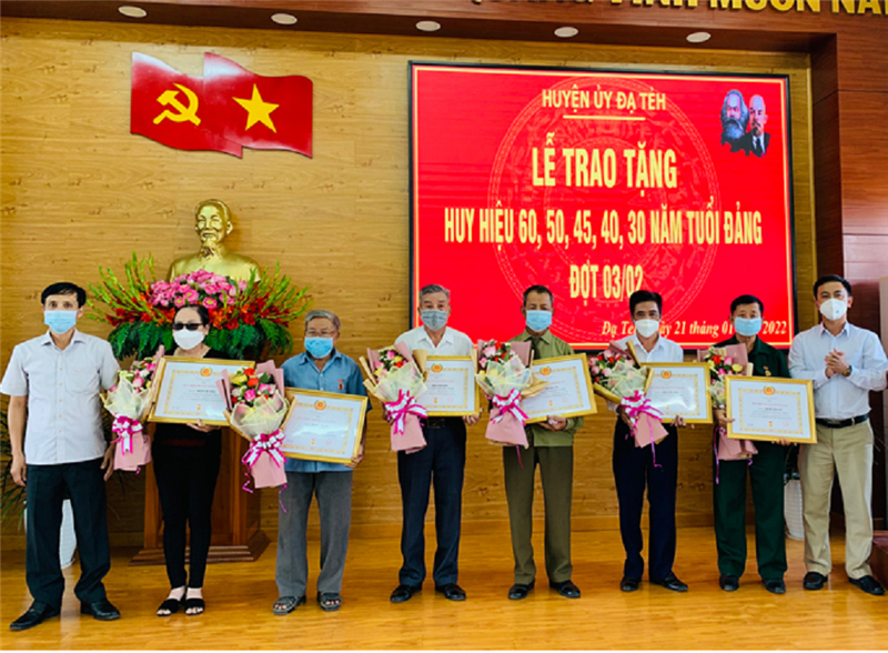 Huyện ủy Dạ Tẻh trao Huy hiệu Đảng (dịp 3-2) cho các đảng viên