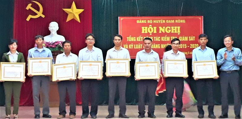 Huyện ủy Đam Rông khen thưởng các tập thể, cá nhân có thành tích trong công tác xây dựng Đảng.