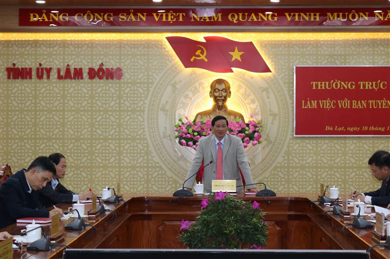 Đồng chí Trần Đức Quận - Ủy viên Ban Chấp hành Trung ương Đảng, Bí thư Tỉnh ủy, Chủ tịch HĐND tỉnh chủ trì.