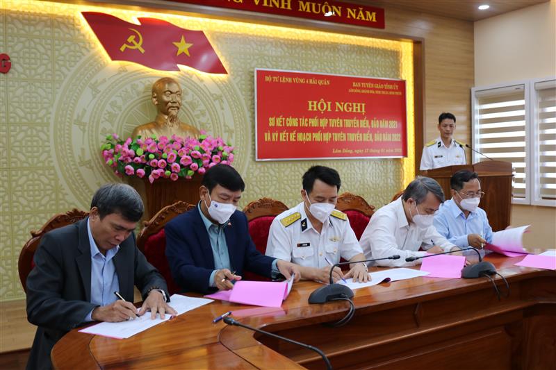 Lãnh đạo Bộ tư lệnh Vùng 4 và lãnh đạo Ban Tuyên giáo các tỉnh Lâm Đồng, Khánh Hòa, Ninh Thuận, Bình Phước ký  kết kế hoạch phối hợp tuyên truyền biển, đảo năm 2022