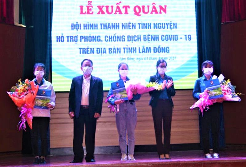 Lãnh đạo tỉnh Lâm Đồng tặng hoa, quà cho đội SV tình nguyện trước lúc lên đường.