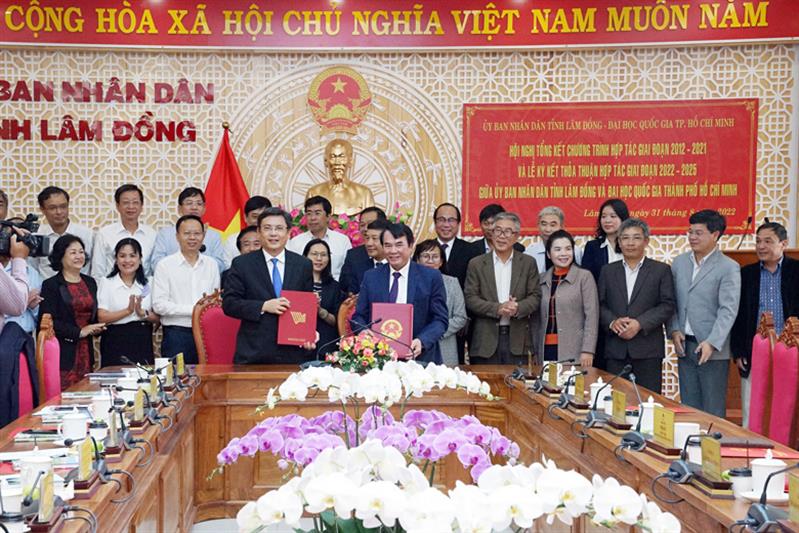 Lãnh đạo UBND tỉnh Lâm Đồng và Đại học Quốc gia thành phố Hồ Chí Minh trao văn bản ký kết thỏa thuận hợp tác giai đoạn 2022-2025