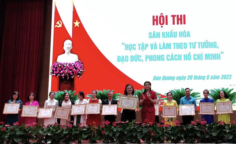 Đồng chí Đinh Thị Mai, Phó Bí thư Thường trực, Trưởng ban Tổ chức Hội thi trao giấy khen cho các tập thể và cá nhân đạt giải.