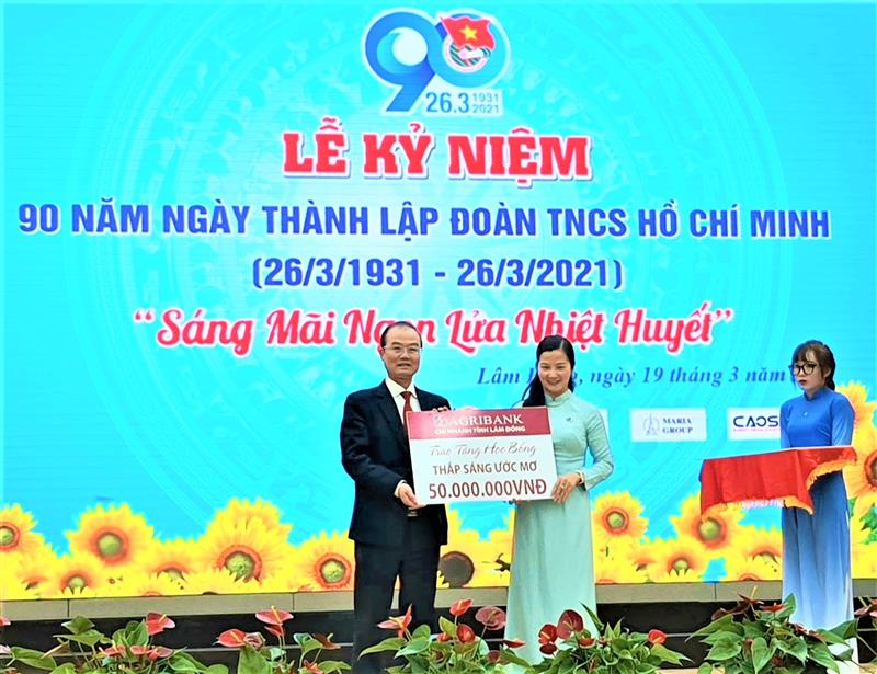 Ngân hàng Nông nghiệp- Phát triển Nông thôn trao  50 triệu đồng để tặng học bổng cho học sinh Lâm Đồng..