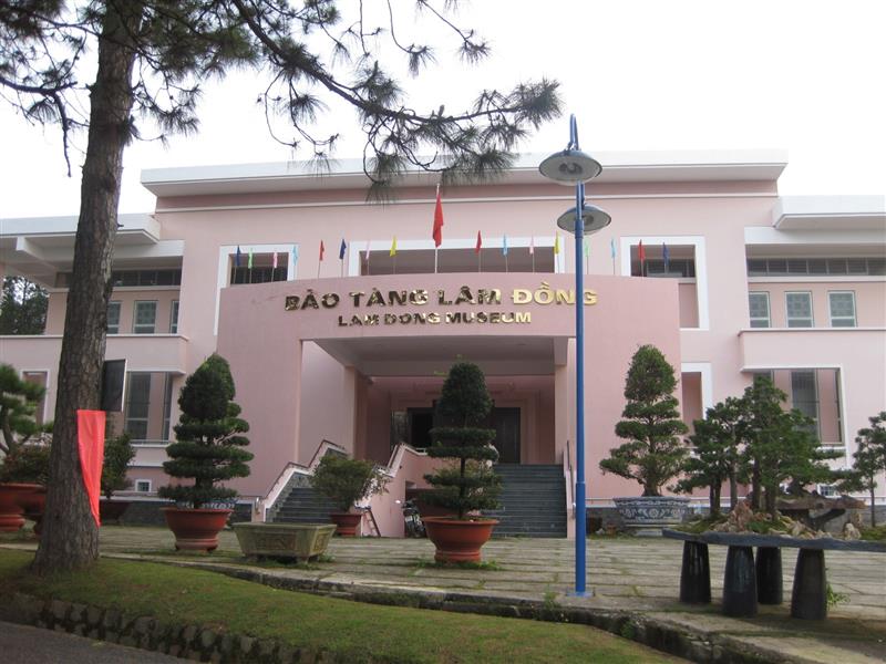 Nhà trung bày các chủ đề của Bảo tàng Lâm Đồng.
