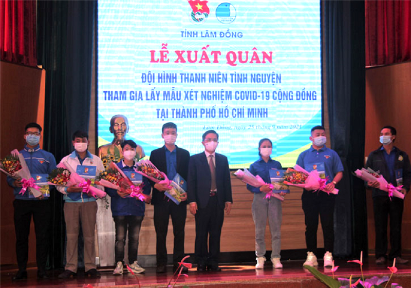 Ông Đặng Trí Dũng - Phó Chủ tịch UBND tỉnh Lam Đồng (thứ tư từ phải sang) tặng  quà, hoa cho các TNV.