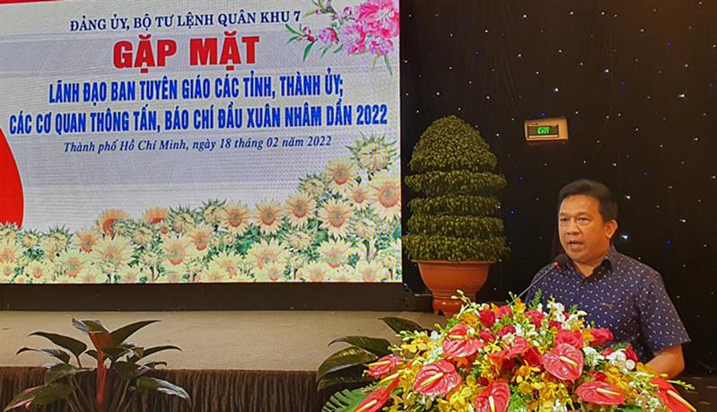 Ông Nguyễn Tấn Lộc - Giám đốc Đài PT-TH Lâm Đồng trao đổi về công tác tuyên truyền của Báo Lâm Đồng và Đài PT-TH Lâm Đồng về ANQP.