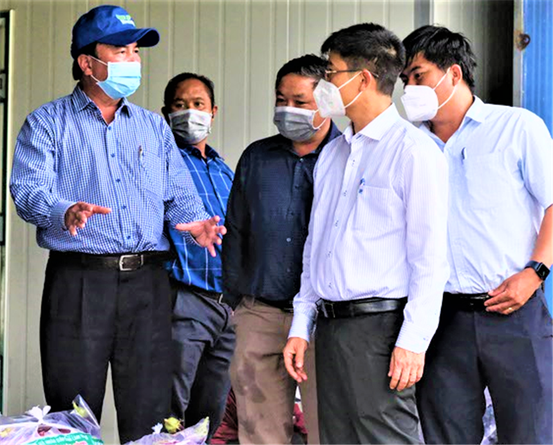 Ông Phạm S- Phó Chủ tịch UBND tỉnh kiểm tra nông sản đóng gói tại khu tập trung trước khi đưa về TP.HCM.