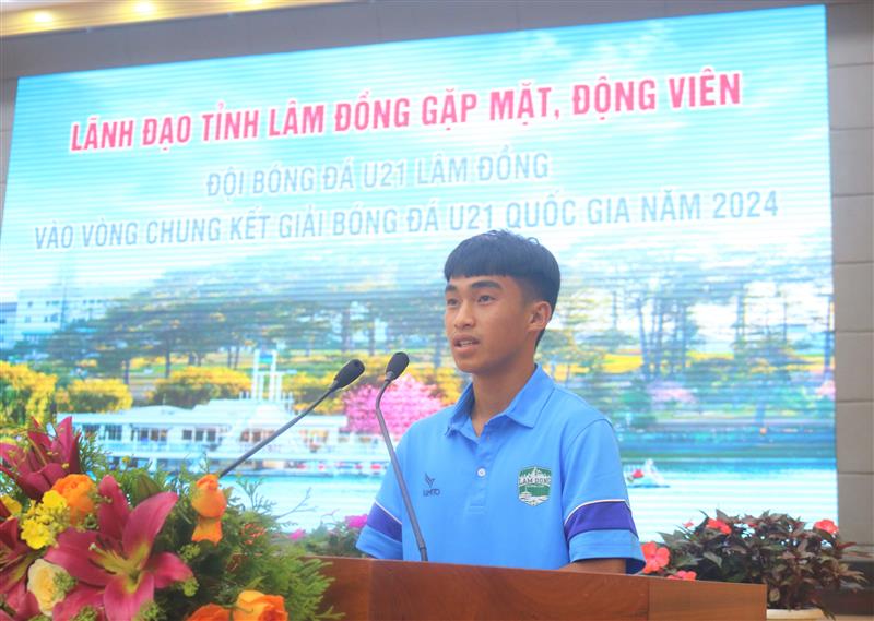 Cầu thủ Võ Trung Tấn, Đội trưởng Đội bóng đá U21 đại diện cho các cầu thủ phát biểu.