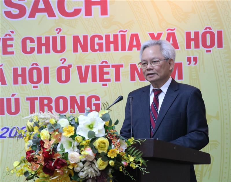 Phó Chủ tịch Thường trực Hội đồng lý luận Trung ương Tạ Ngọc Tấn phát biểu.