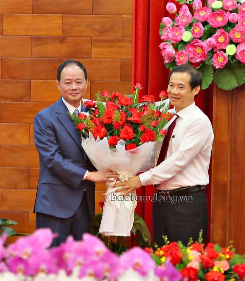 Đồng chí Nguyễn Thái Học - Quyền Bí thư Tỉnh ủy tặng hoa chức mừng tân Phó Bí thư Tỉnh uỷ Lâm Đồng Trần Hồng Thái