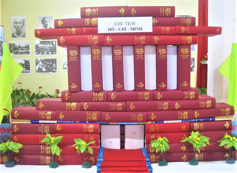 Sách được xép tạo hình Lăng Chủ tịch Hồ Chí Minh. Ảnh T.D.H .