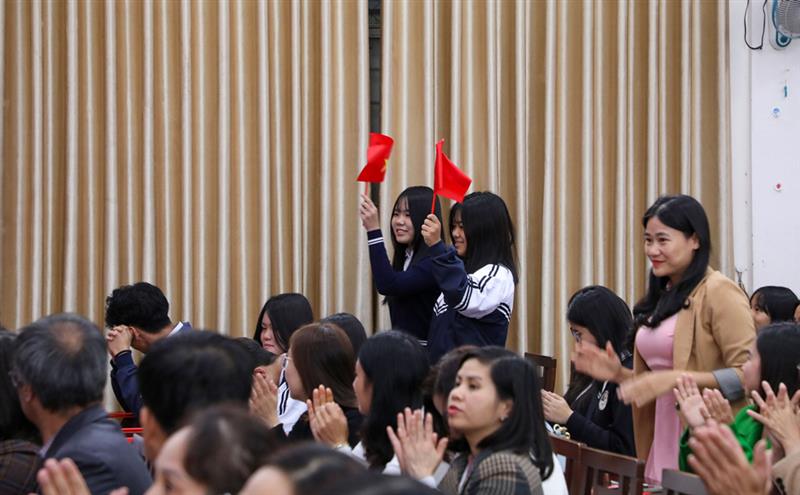 Thầy và trò nhà trường chào đón các học sinh trúng tuyển vào lớp 10.