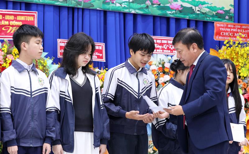 Trưởng Ban Tuyên giáo trao học bổng cho những học sinh nghèo.