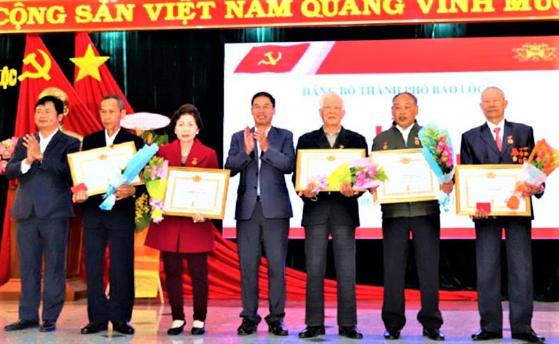 Thành ủy Bảo Lộc trao Huy hiệu Đảng cho các đảng viên lão thành.