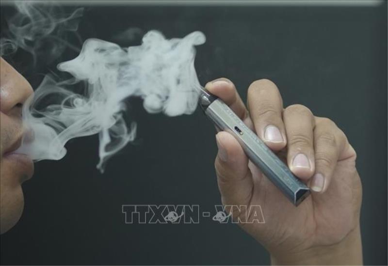 Sản phẩm thuốc lá điện tử và thuốc lá nung nóng được đưa vào Việt Nam chủ yếu qua đường nhập lậu, xách tay… và được đưa được tới tay người tiêu dùng qua các kênh không chính thức, bán hàng tràn lan trên các trang mạng xã hội. Ảnh: Minh Quyết/TTXVN