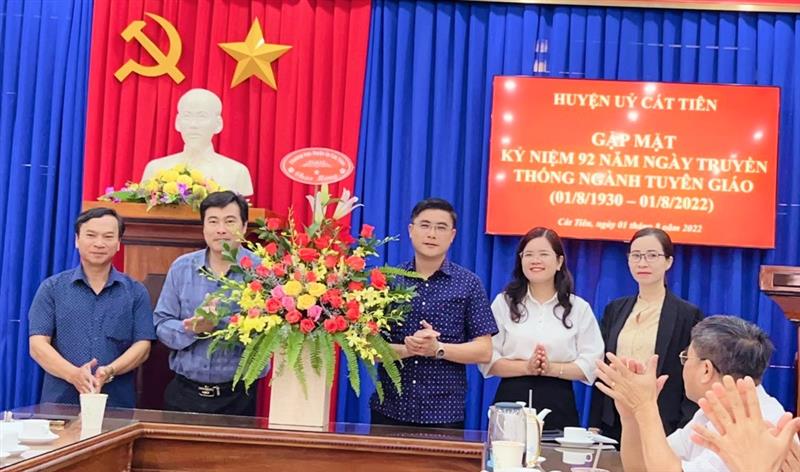 Thường trực Huyện ủy Cát Tiên gặp mặt chúc mừng 92 năm ngày tuyên giáo của Đảng